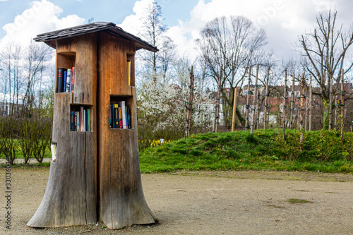 Wypozyczalnia ksiazek w parku w Niemczech. Darmowa czytelnia w Bawarii. Park miejski w Bawarii. Darmowe ksiazki.