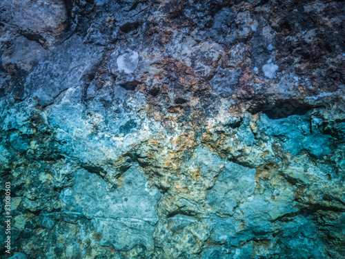 fondo o textura de roca en una gruta en color verde y azul.