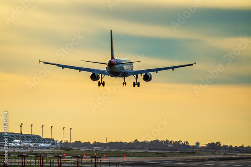 Avión aterrizando en el aeropuerto de Barcelona