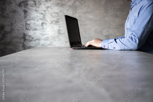 Praca przy komputerze, widoczne dłonie i laptop 
