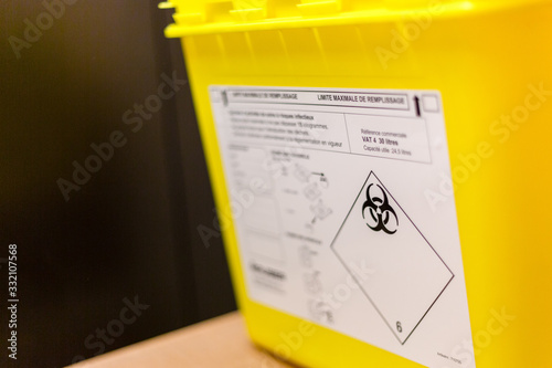Boite jaune de récupération des déchets d'activités de soins à risques infectieux et assimilés biohazard covid 19