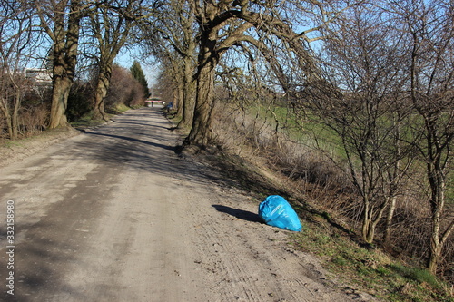 Śmieci przy drodze, wśród przyrody