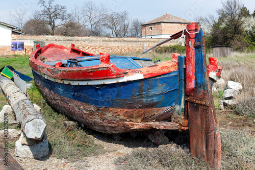 Venezia. Isola del Lazzarettp Nuovo. con barca da lavoro Bragozzo, per restauro