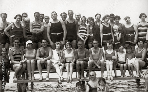 FOTO ANTICA CON GRUPPO DI GIOVANI IN COSTUME