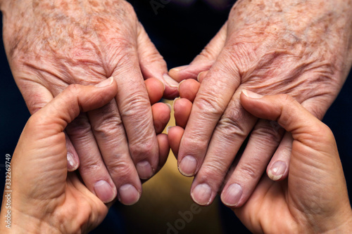 Le mani di una donna danno forza e conforto e quelle di un anziano signore