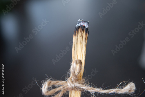 Zbliżenie na palo santo. Święte drzewo pali się. Indiańskie drewienko do aromaterapii. 