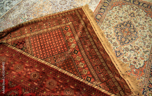 rozłożone wzorzyste perskie dywany na sprzedaż w iranie