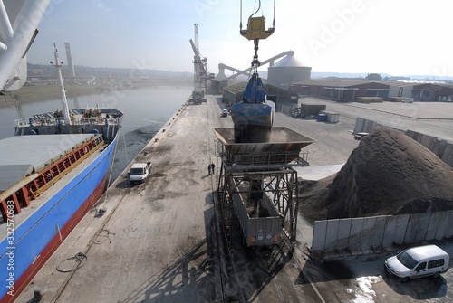 Déchargement engrais TSP (triple super phosphate) sur le port de Rouen. Chargement de camions