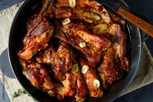 Spicy pork ribs with garlic and barbecue sauce