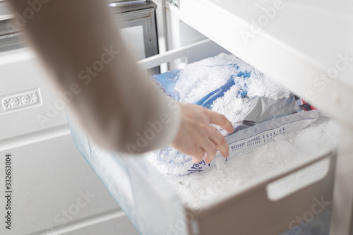 take ice cubes out of the freezer