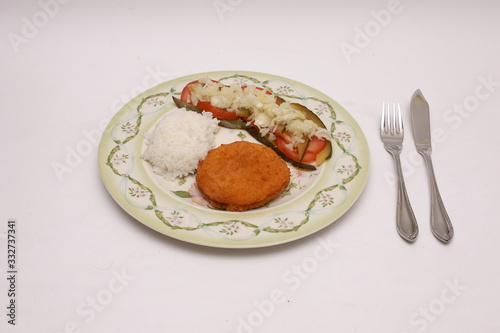 Kotlet z indyka, ryż i pomidory