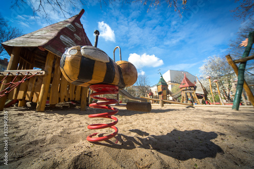 Leerer Spielplatz, gesperrt wegen Kontaktverbot in Deutschland, Covid 19 , Corona