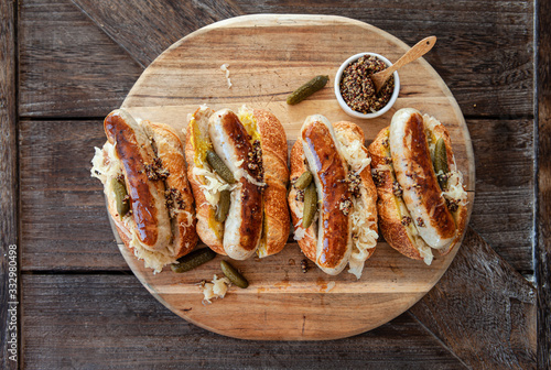 Leckere Hot Dogs mit Bratwurst