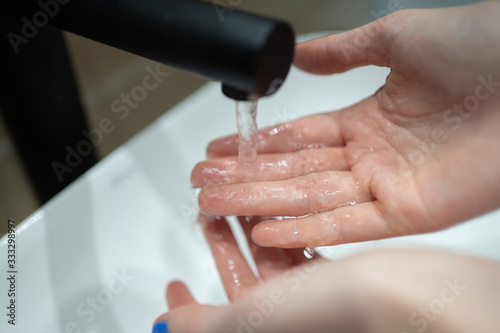 Kobieta myje dłonie podczas kwarantanny z powodu epidemii (pandemii) koronawirusa Covid-19 z Wuhan w Chinach