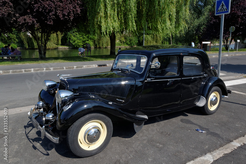 Moret sur loing, France, 14 juillet 2013 : Superbe voiture à traction citroen rencontré lors du baladele long du loing