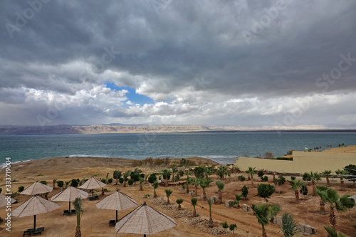 Vue depuis la plage de la Jordanie sur la Mer Morte et Israël 