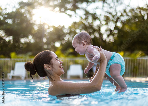 Piscina madre e hijo, bebe pequeño en la piscina