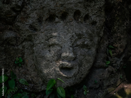 Antike Statue Gesicht aus Stein auf Bali