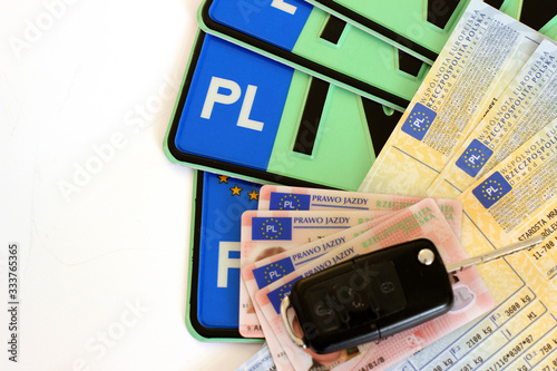 Polska tablica rejestracyjna, dokumenty samochodu, prawo jazdy i kluczyk, dowód rejestracyjny