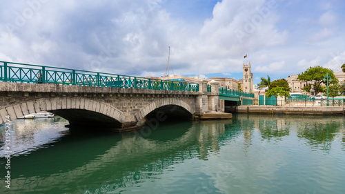 Bridgetown, Chamberlain Bridge mit Blick auf das Parlamentsgebäude