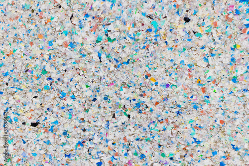 Verwitternde Oberfläche aus vielfarbigem Recycling-Plastik