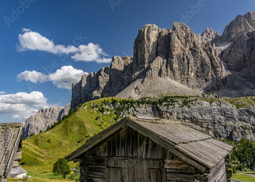 Włochy. Dolomity - szałas w rejonie Val Gardena z widokiem na masyw Sella