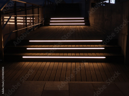 Oświetlone lampami led schody