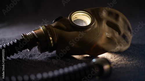 maska gazowa z filtrem powietrza - mroczne zdjęcie