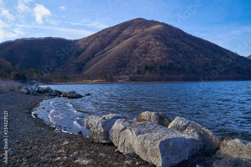 山梨県の本栖湖畔から山梨百名山の竜ヶ岳を見る