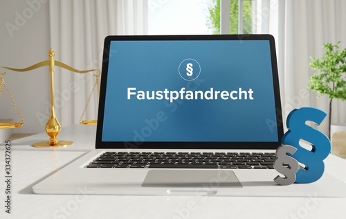 Faustpfandrecht – Recht, Gesetz, Internet. Laptop im Büro mit Begriff auf dem Monitor. Paragraf und Waage.