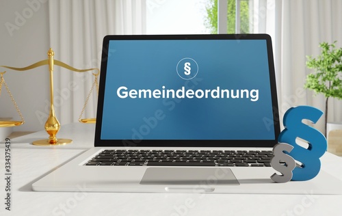 Gemeindeordnung – Recht, Gesetz, Internet. Laptop im Büro mit Begriff auf dem Monitor. Paragraf und Waage.