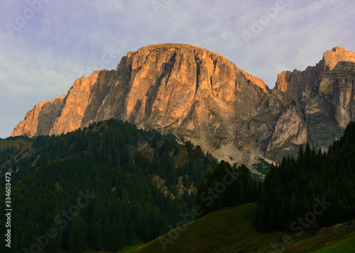 Włochy. Dolomity - widok z Colfosco na Sas Ciampac w masywie Puez Odle