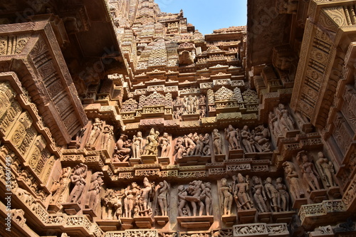 インドのカジュラーホー 世界遺産のカジュラーホー寺院 ヒンドゥー教の物語を表した繊細な彫刻 エロチックな天女像や男女交合像