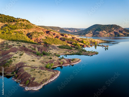 Photo drone lac du salagou lumiere matin