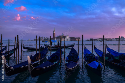 Venedig - Blick auf San Giorgio über die angetauten venezianischen Gondeln