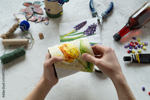 Decorating tin cans with decoupage napkins, jute rope and using various decor elements. Do it yourself. Step by step. Step 8 Decorating banks with colored napkins. Zero waste. Other uses of packaging