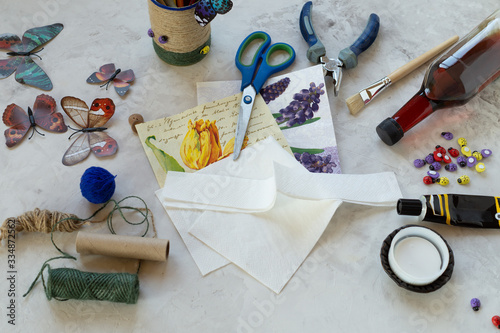 Decorating tin cans with decoupage napkins, jute rope and using various decor elements. DIY. Step by step. Step 5. Decoupage of the second Bank, preparation of napkins for gluing. Zero waste. 