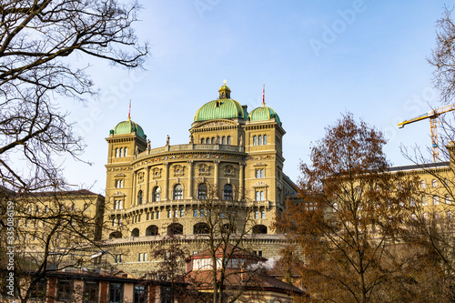 Palais fédéral, siège du gouvernement de Confédération Suisse, depuis les berges de l'Aar (Berne, Suisse)