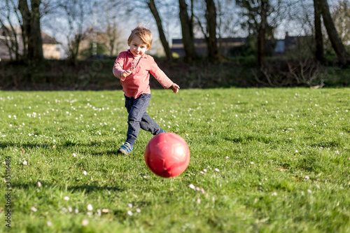 petit garçon joue à la balle foot