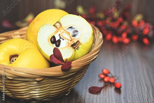 Owoce pigwy w koszyczku, berberys jako dekoracja
