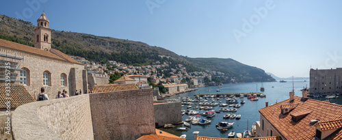 Vistas de tejados rojos y el puerto en la ciudad de Dubrovnik, en Croacia, verano de 2019
