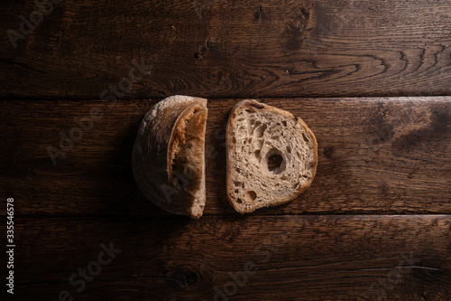 Zdjęcie bochenka chleba i noża na drewnianym, naturalnym stole