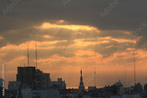 el sol nace entre las nubes en una hermosa mañana en la ciudad de Rosario,Argentina