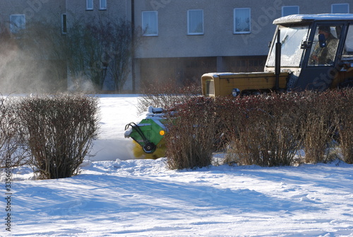 Traktor odśnieżający śnieg podczas zimy