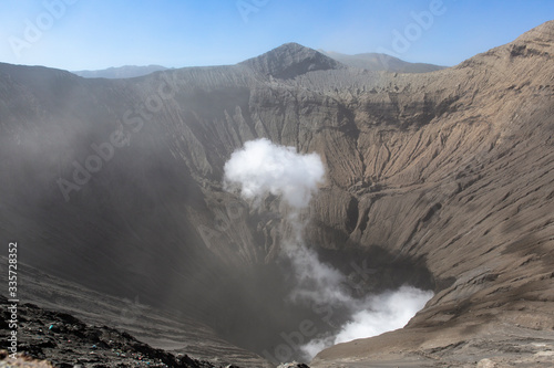 인도네시아에 있는 브로모 화산입니다. This beautiful sight is the Bromo volcano in Indonesia.