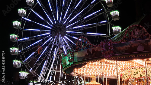 Feria con noria y tío vivo de noche