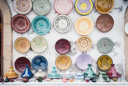 Platos de colores típicos de Marruecos expuestos en una pared blanca