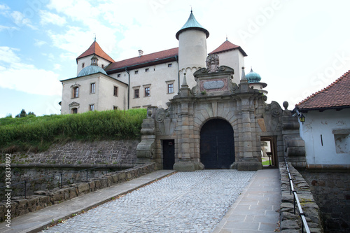 Zamek w Wiśniczu – zamek położony na zalesionym wzgórzu nad rzeką Leksandrówką w Nowym Wiśniczu Wczesnobarokowy korpus zamku z elementami renesansowymi zbudowano na planie czworoboku z wewnętrznym dzi