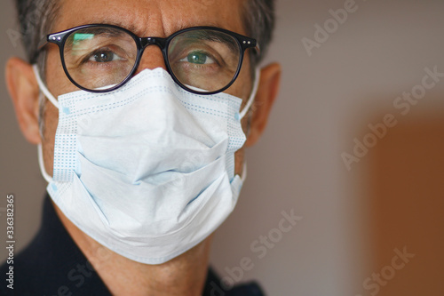 Un homme porte un masque de protection contre le COVID-19 nCOV Coronavirus, surgical mask doctor, docteur, médecin avec un masque chirurgical