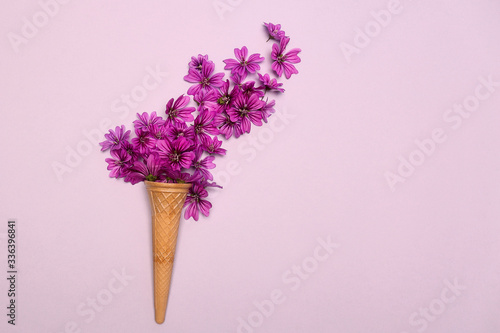 Gelato fatto di fiori colore lilla
